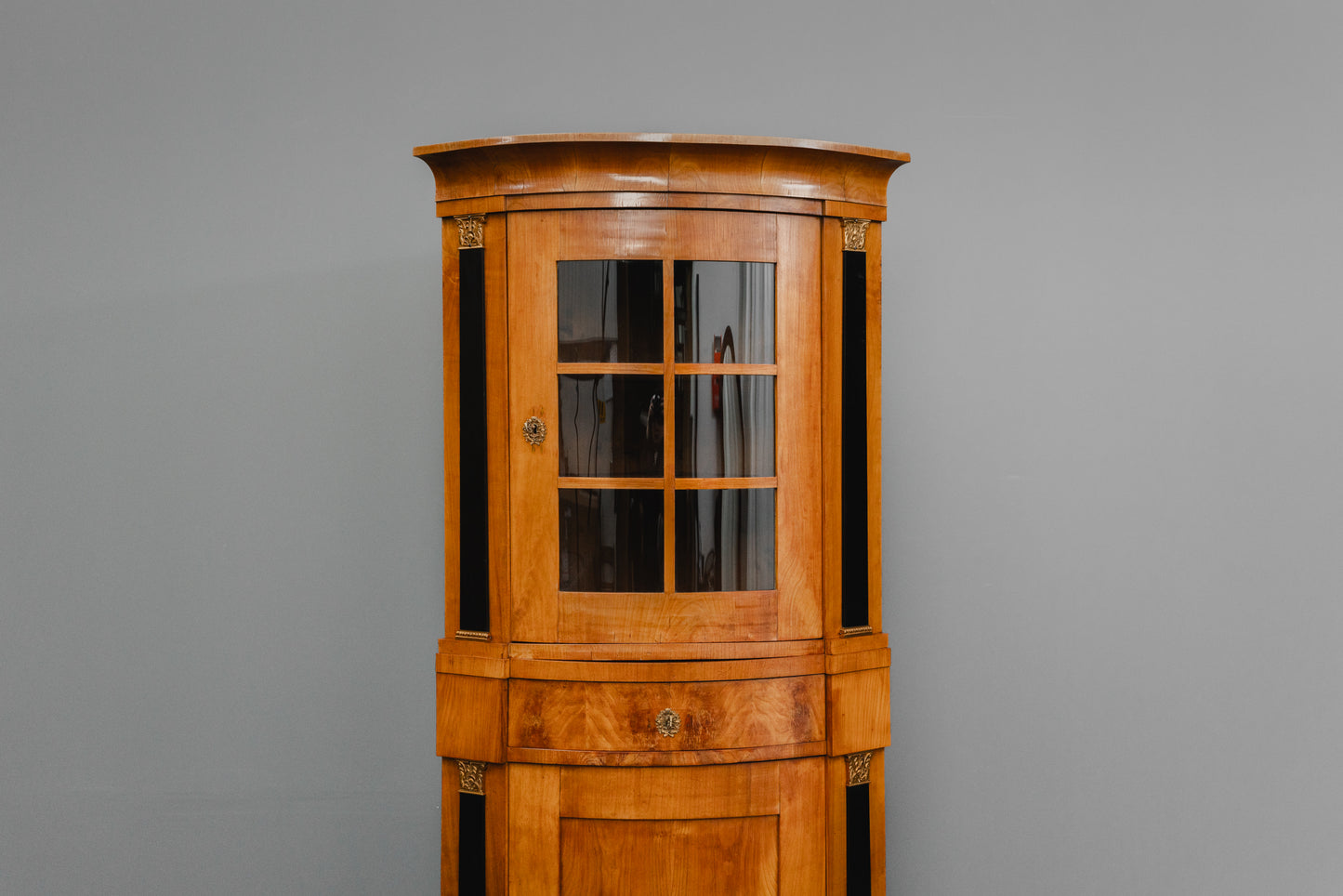 Elegante Eckvitrine im Biedermeier Stil