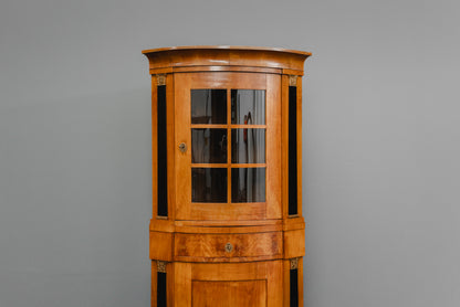 Elegante Eckvitrine im Biedermeier Stil