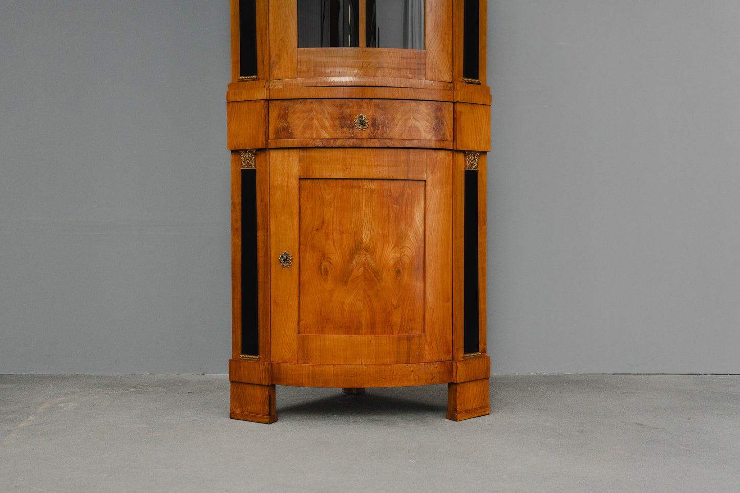 Elegante Eckvitrine im Biedermeier Stil