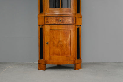 Elegante Eckvitrine im Biedermeier Stil