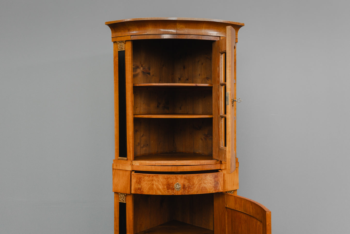 Elegante Eckvitrine im Biedermeier Stil