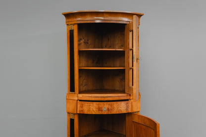 Elegante Eckvitrine im Biedermeier Stil