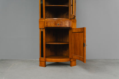 Elegante Eckvitrine im Biedermeier Stil