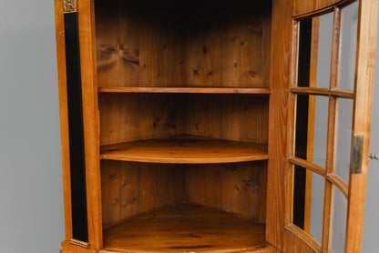 Elegante Eckvitrine im Biedermeier Stil