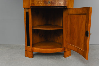Elegante Eckvitrine im Biedermeier Stil