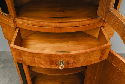 Elegante Eckvitrine im Biedermeier Stil