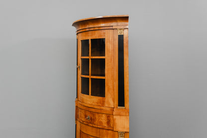 Elegante Eckvitrine im Biedermeier Stil