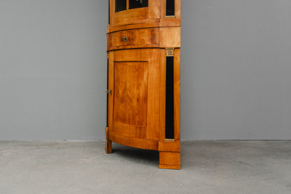Elegante Eckvitrine im Biedermeier Stil