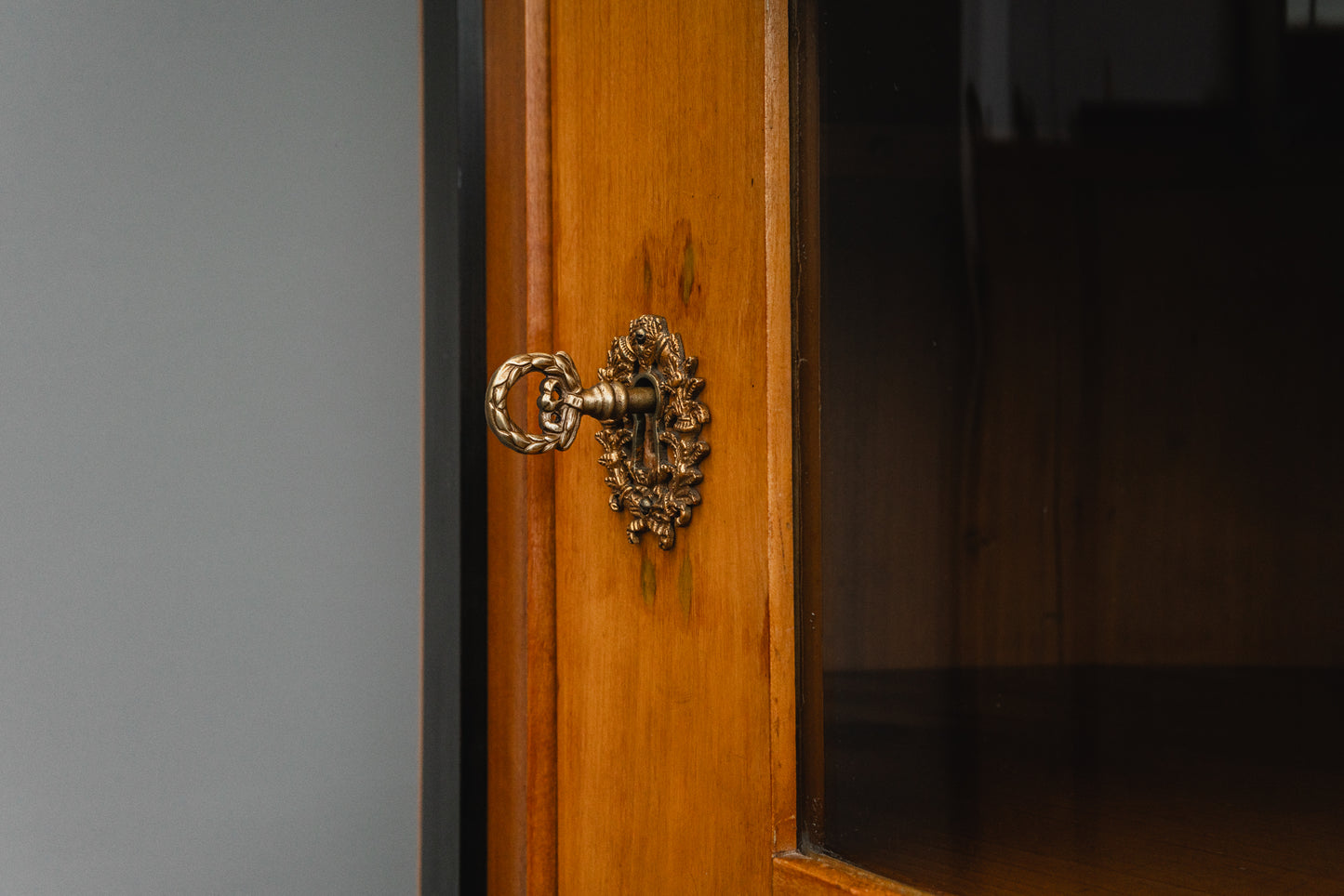Elegante Eckvitrine im Biedermeier Stil