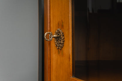 Elegante Eckvitrine im Biedermeier Stil