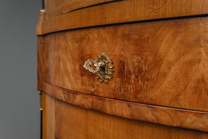 Elegante Eckvitrine im Biedermeier Stil
