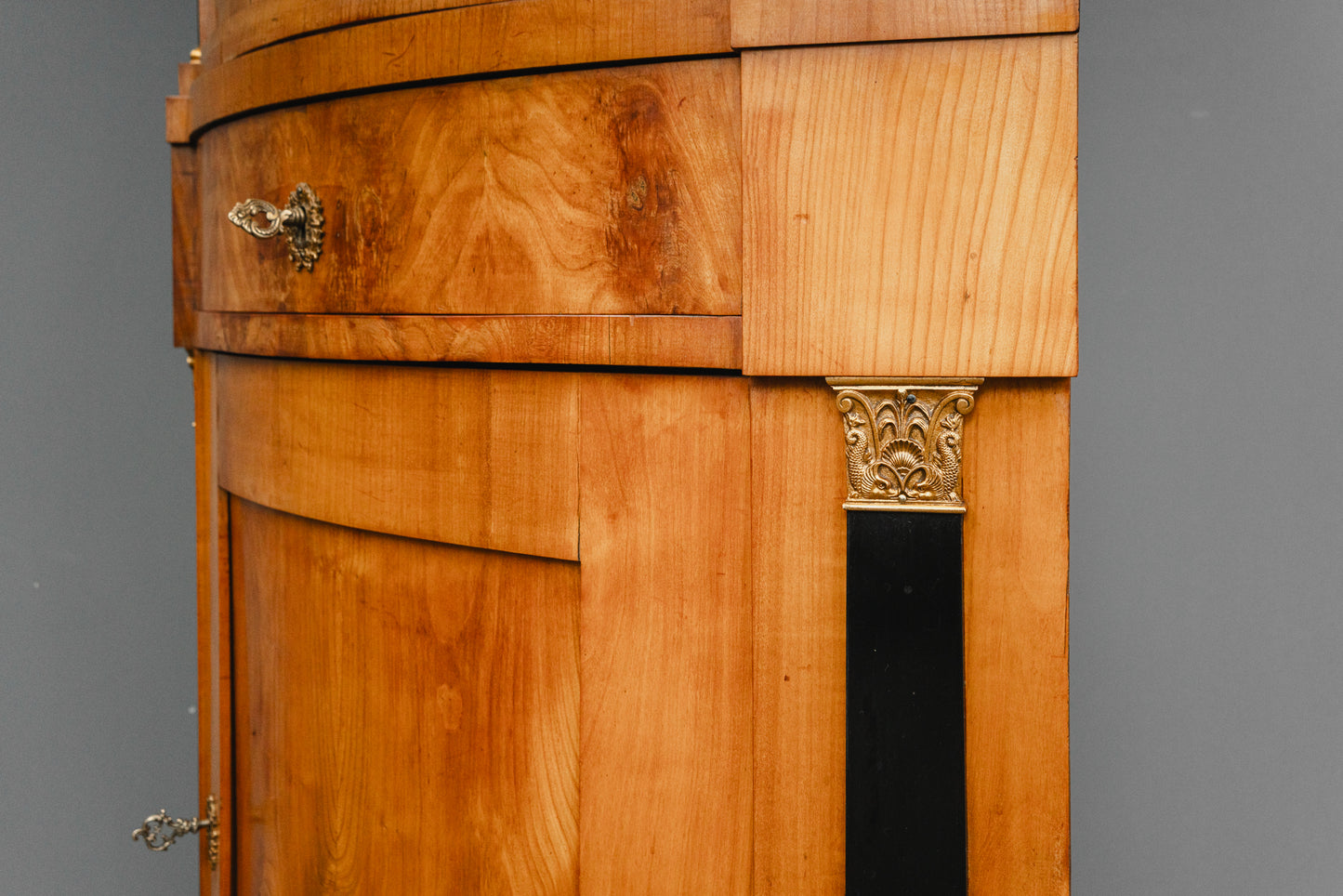Elegante Eckvitrine im Biedermeier Stil