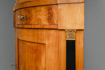 Elegante Eckvitrine im Biedermeier Stil