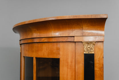 Elegante Eckvitrine im Biedermeier Stil