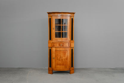 Elegante Eckvitrine im Biedermeier Stil