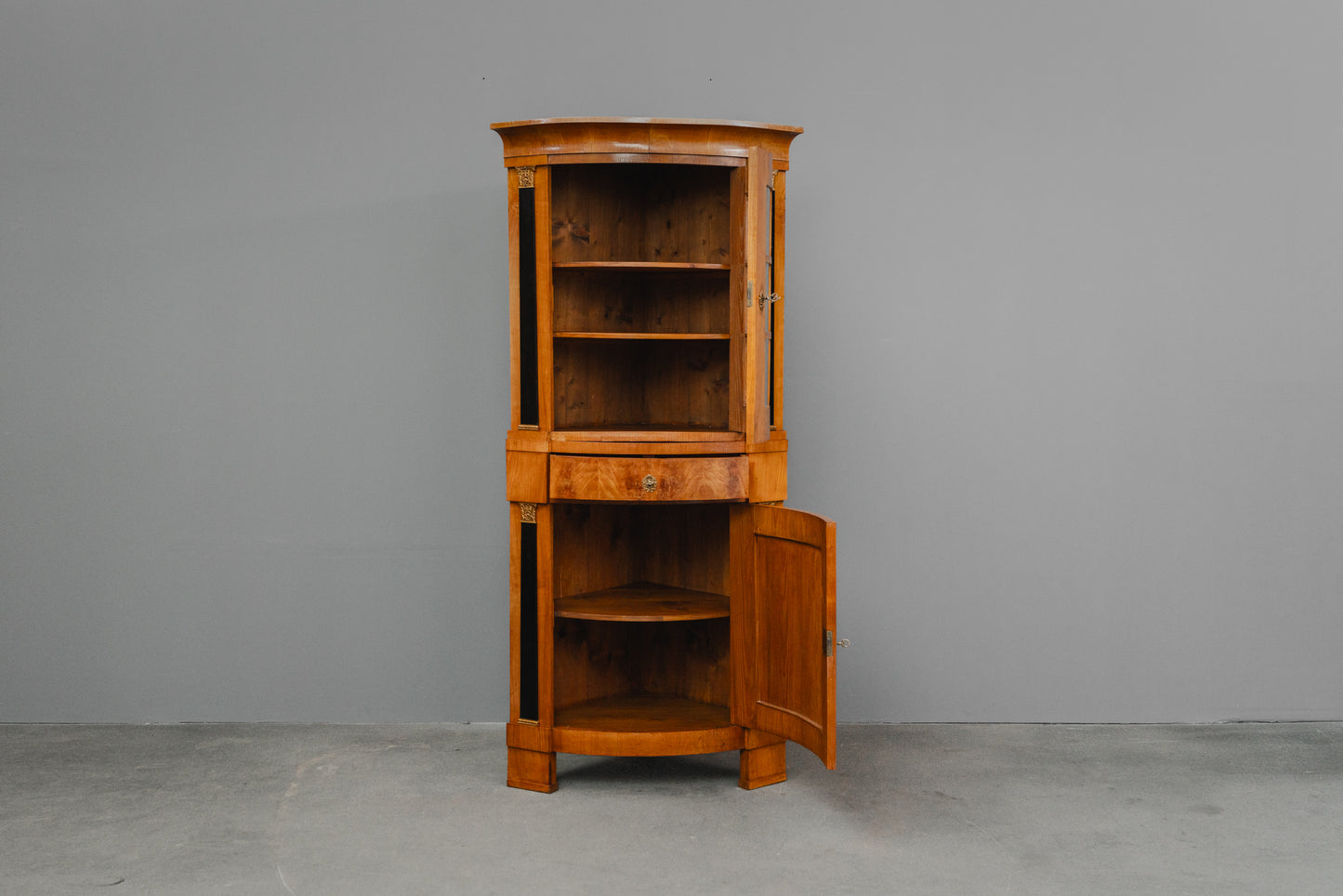 Elegante Eckvitrine im Biedermeier Stil