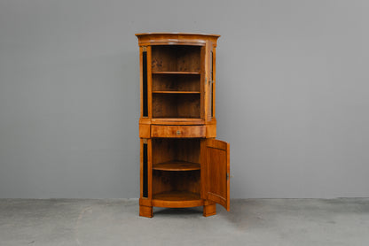 Elegante Eckvitrine im Biedermeier Stil