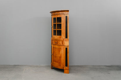 Elegante Eckvitrine im Biedermeier Stil