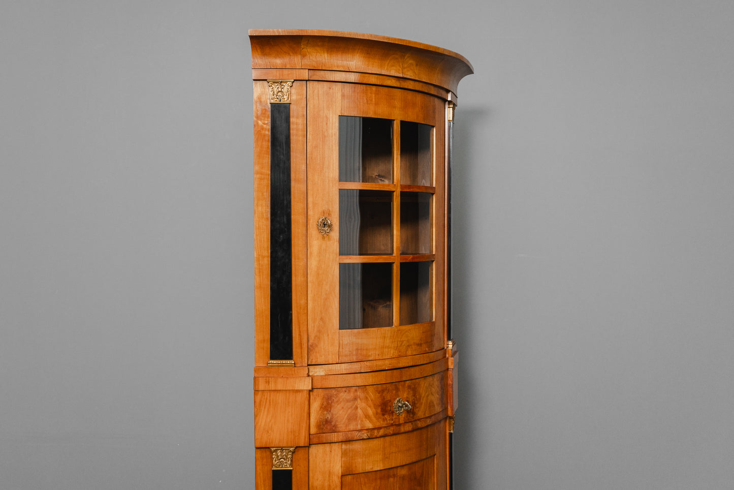 Elegante Eckvitrine im Biedermeier Stil