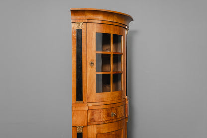 Elegante Eckvitrine im Biedermeier Stil