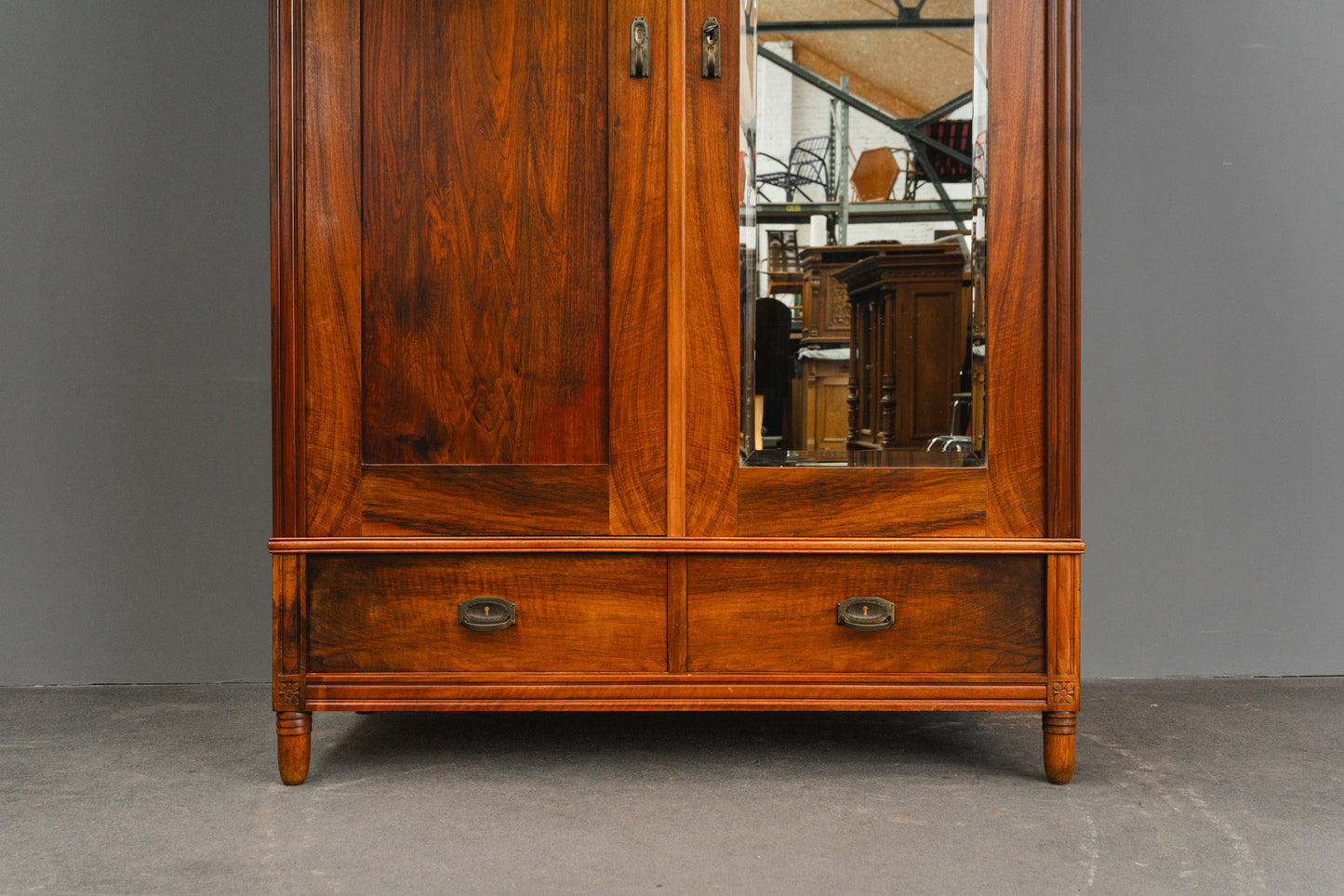 Schöner Jugendstil Kleiderschrank