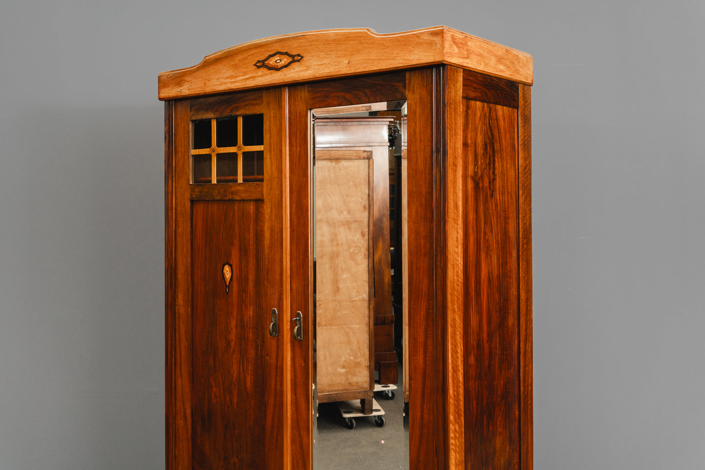 Schöner Jugendstil Kleiderschrank