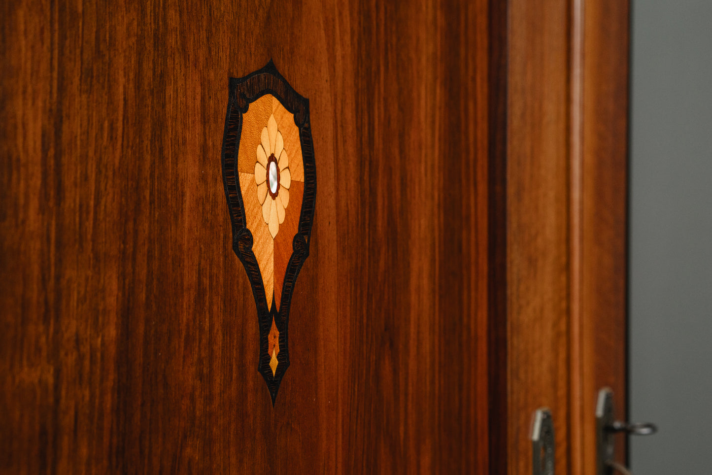 Schöner Jugendstil Kleiderschrank