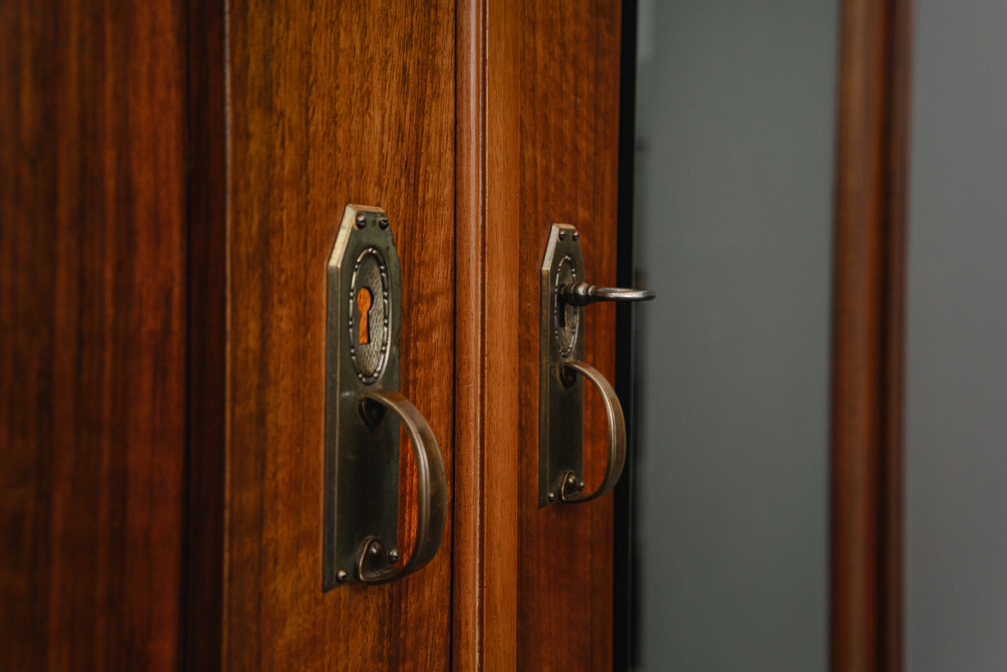 Schöner Jugendstil Kleiderschrank