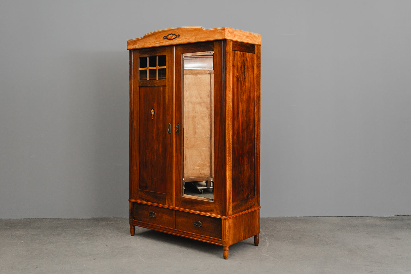 Schöner Jugendstil Kleiderschrank