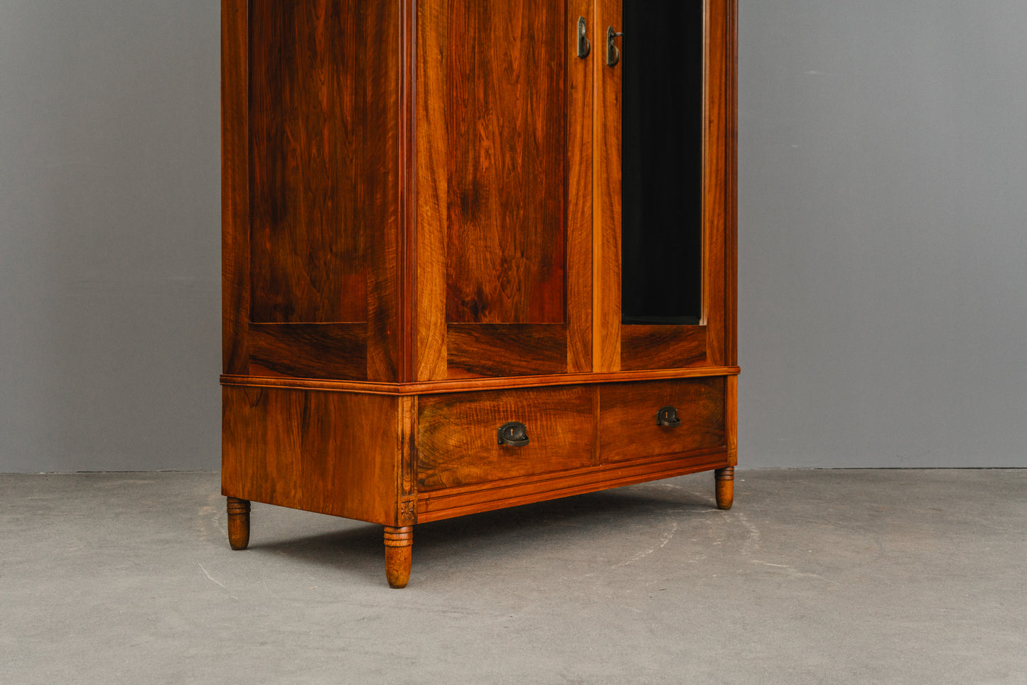 Schöner Jugendstil Kleiderschrank
