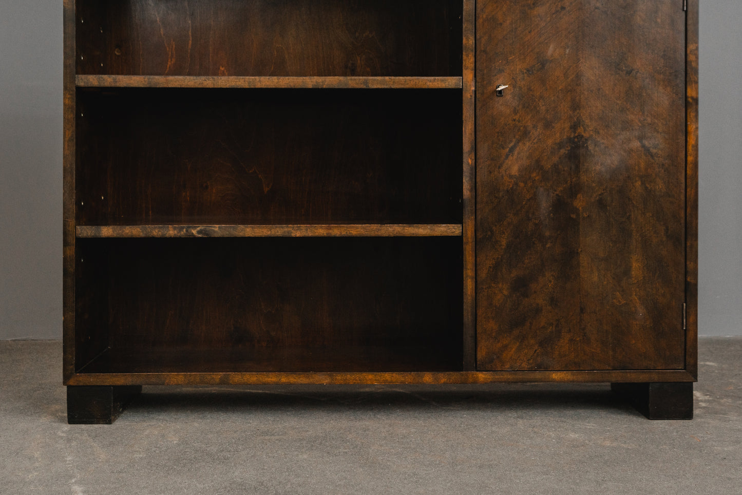 Schönes Bücherregal im Art Déco Stil