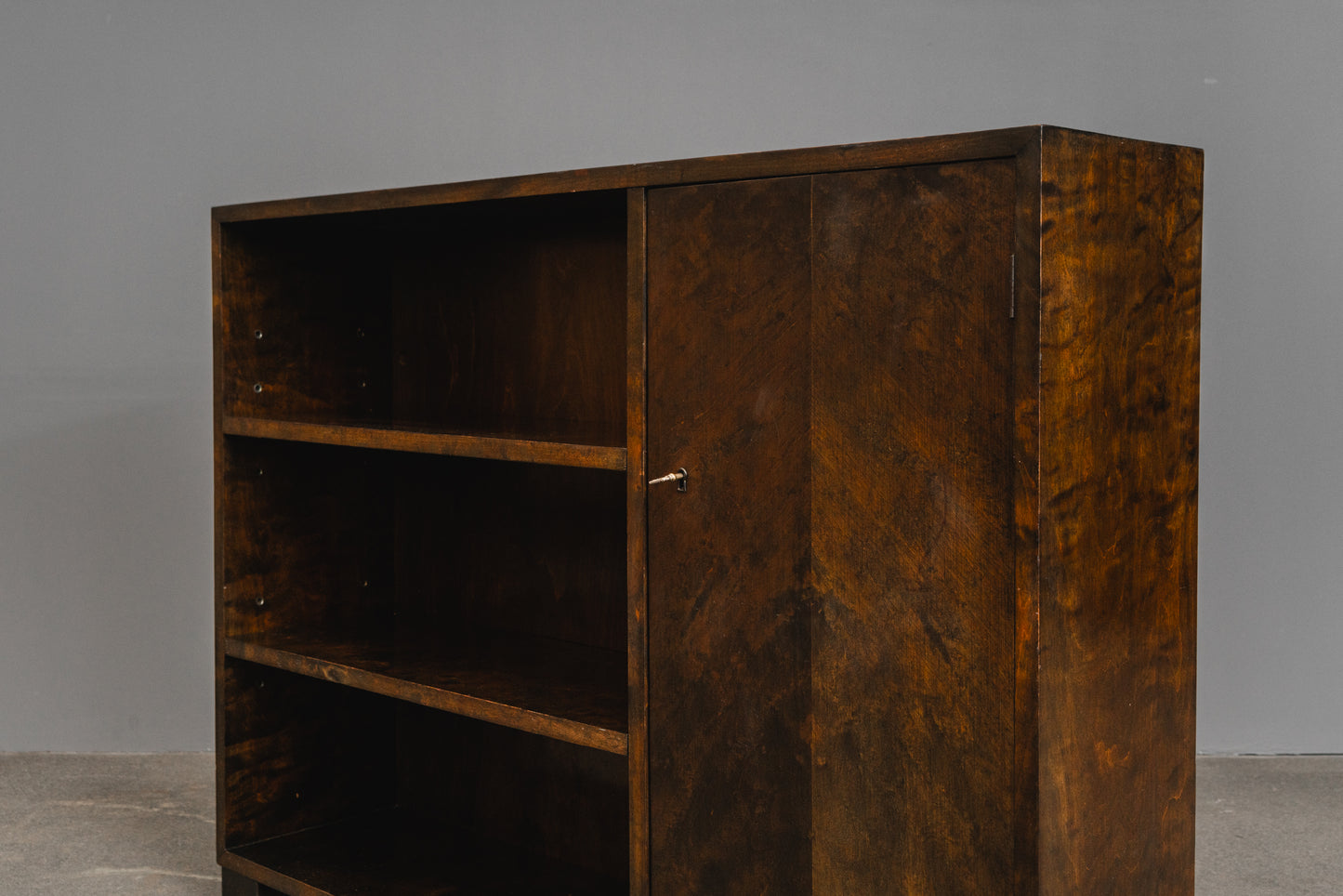 Schönes Bücherregal im Art Déco Stil