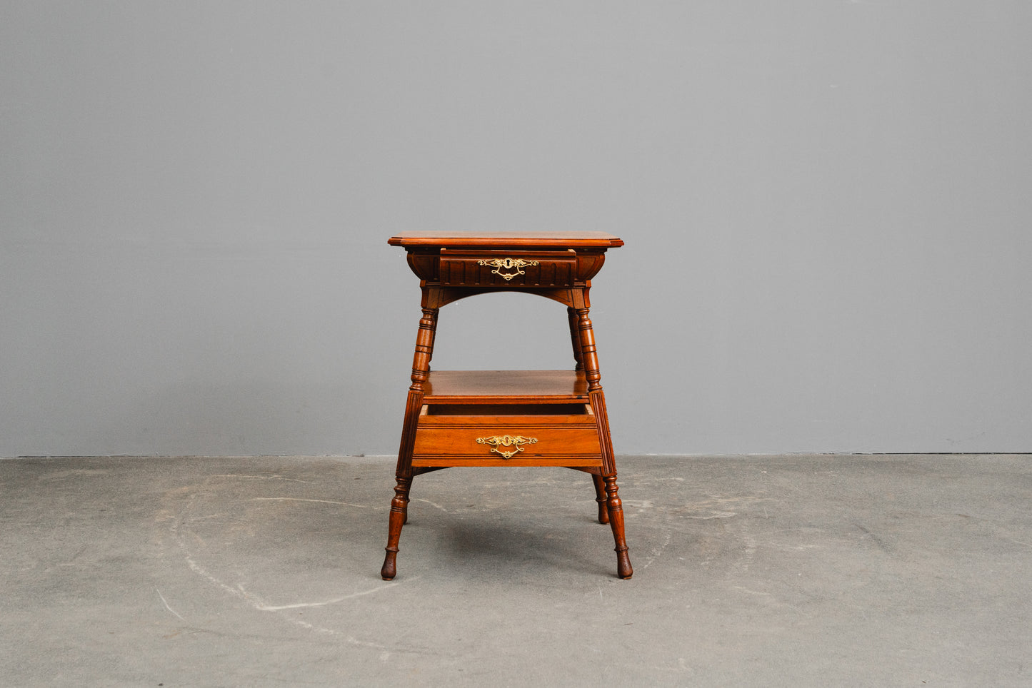 Eleganter Antiker Beistelltisch
