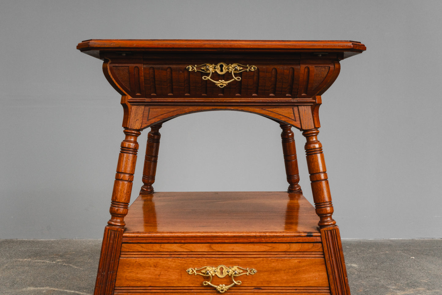 Eleganter Antiker Beistelltisch