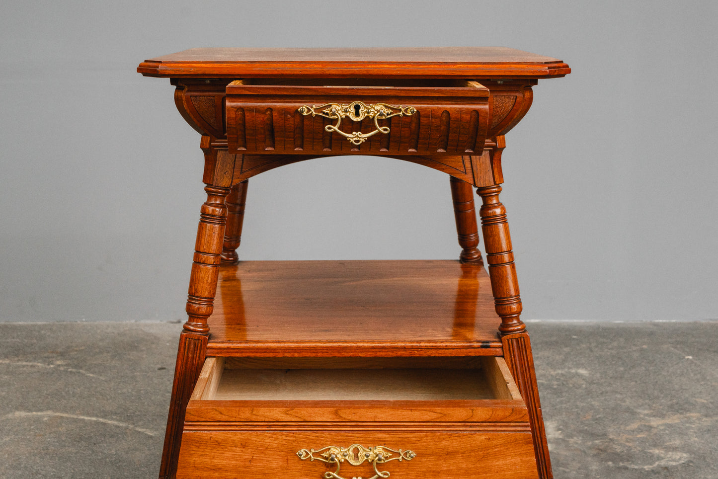 Eleganter Antiker Beistelltisch
