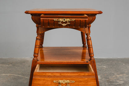 Eleganter Antiker Beistelltisch