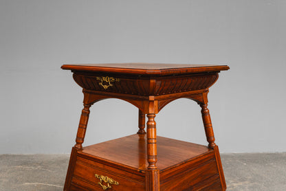 Eleganter Antiker Beistelltisch