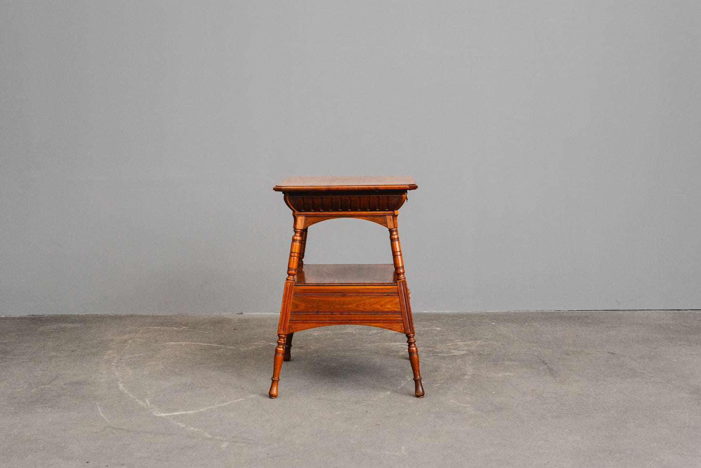 Eleganter Antiker Beistelltisch