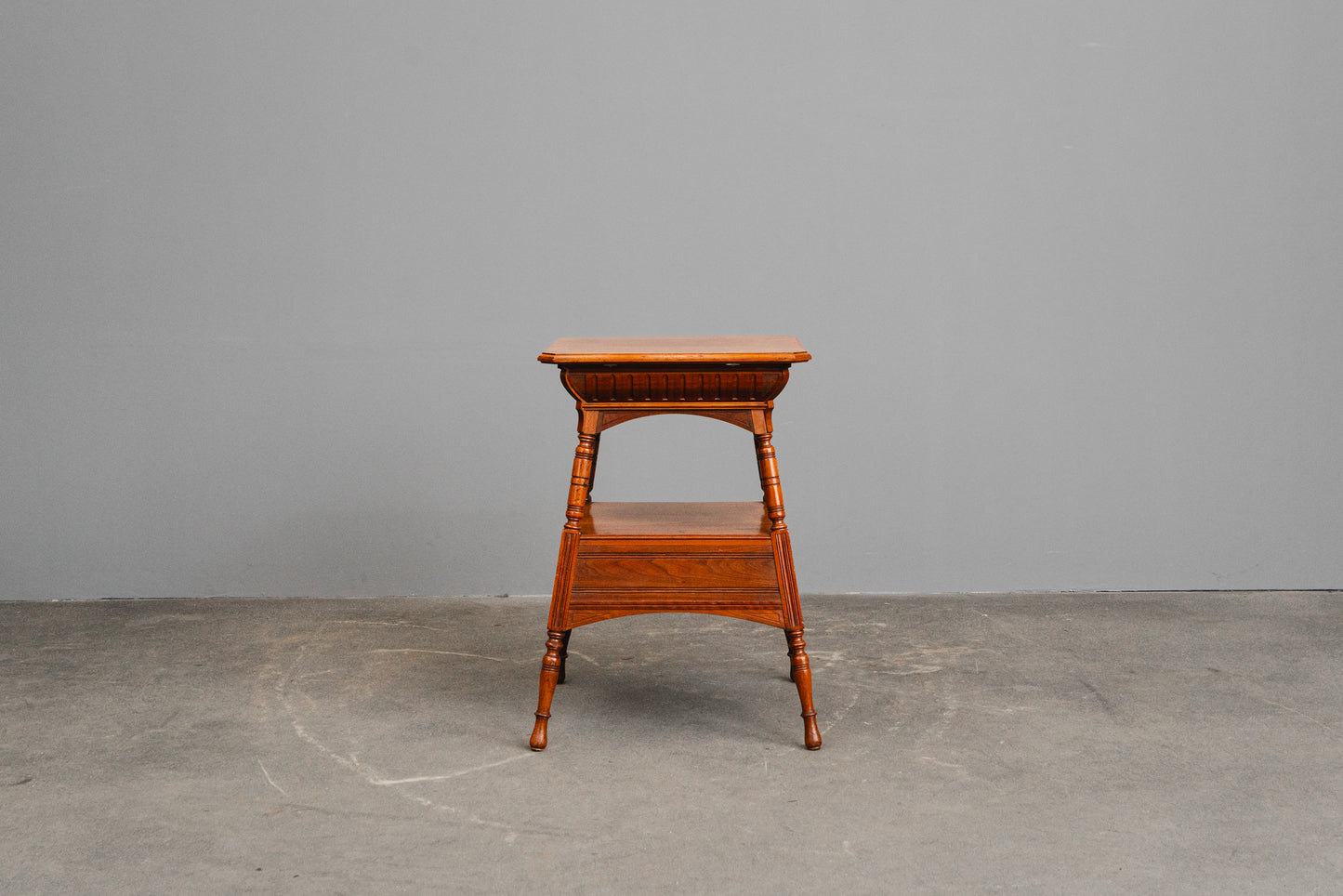 Eleganter Antiker Beistelltisch