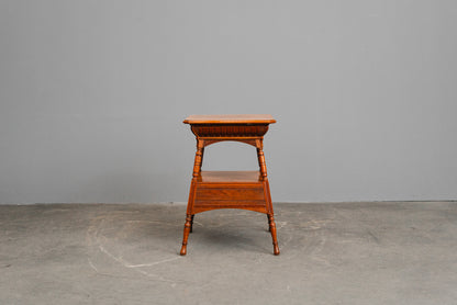 Eleganter Antiker Beistelltisch