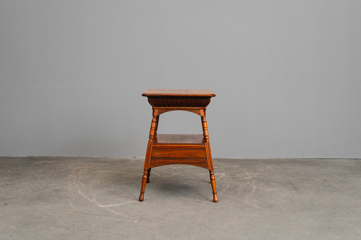 Eleganter Antiker Beistelltisch