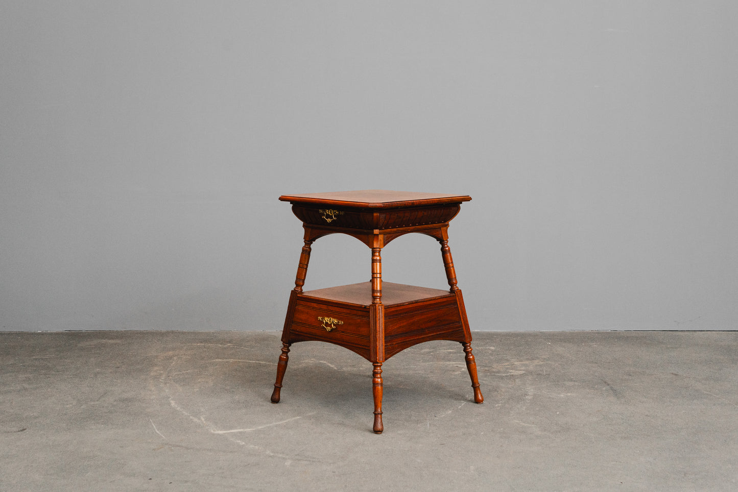 Eleganter Antiker Beistelltisch
