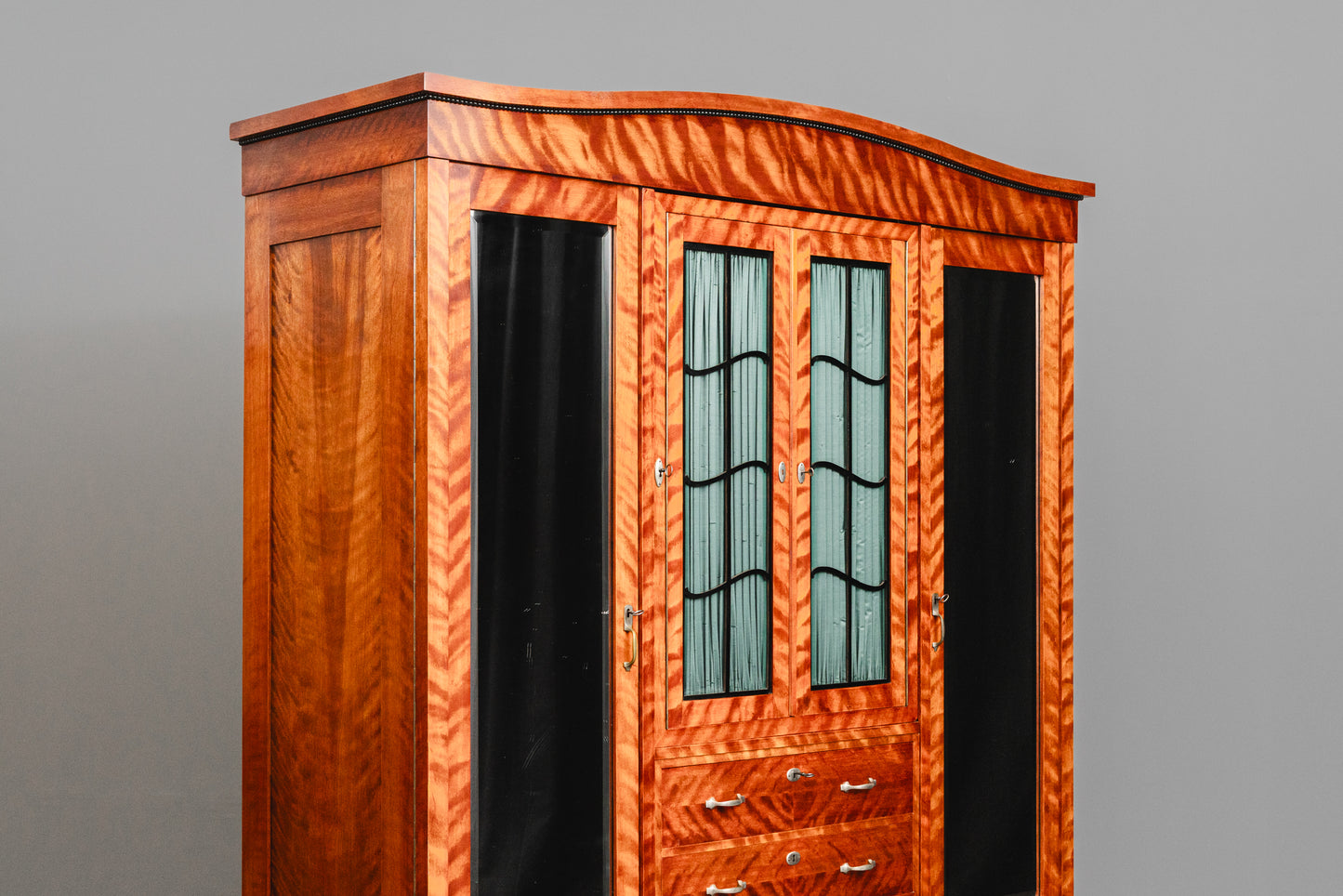 Beeindruckender Jugendstil Kleiderschrank