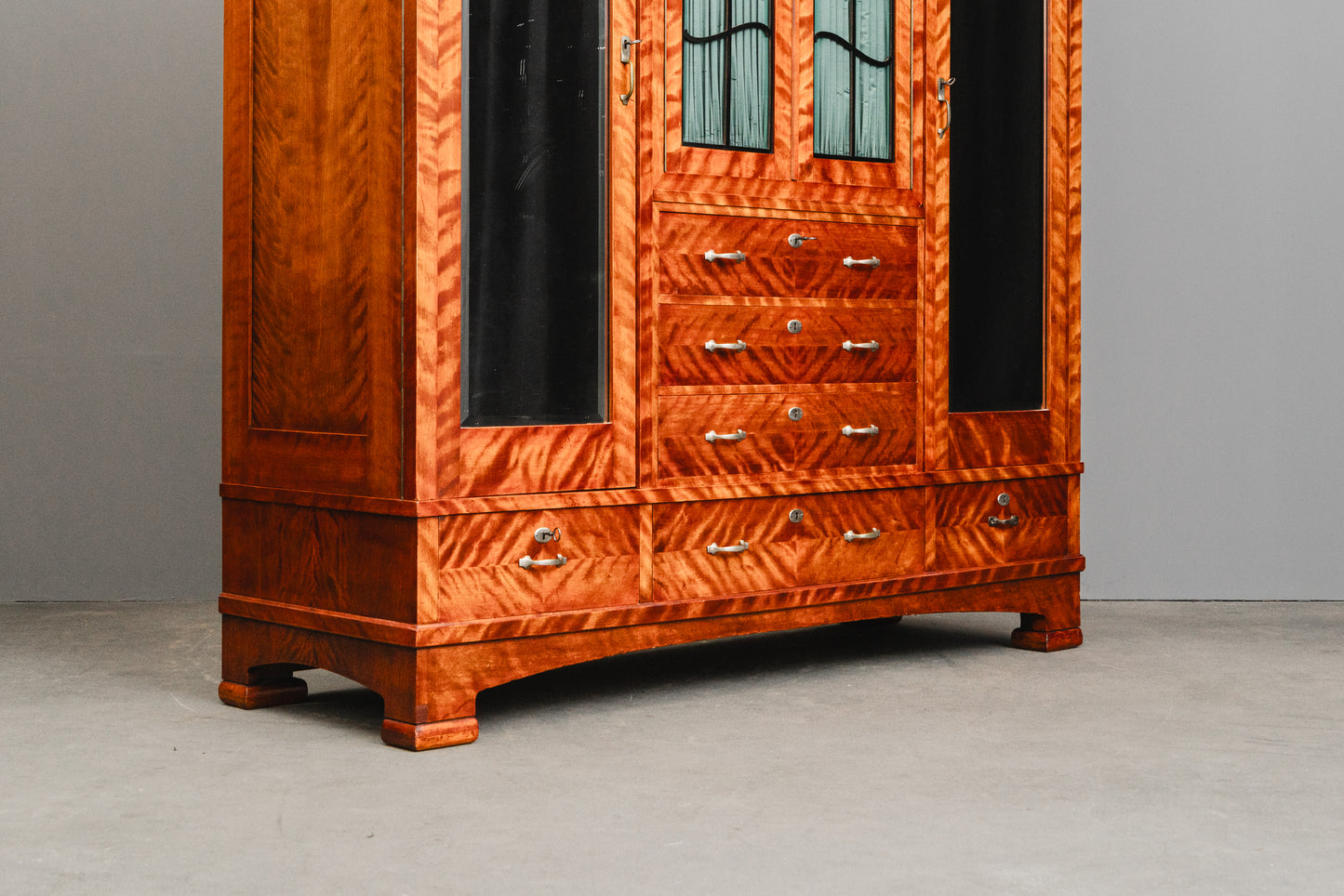 Beeindruckender Jugendstil Kleiderschrank
