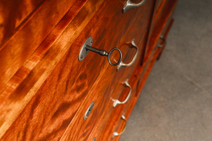 Beeindruckender Jugendstil Kleiderschrank