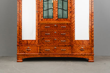 Beeindruckender Jugendstil Kleiderschrank