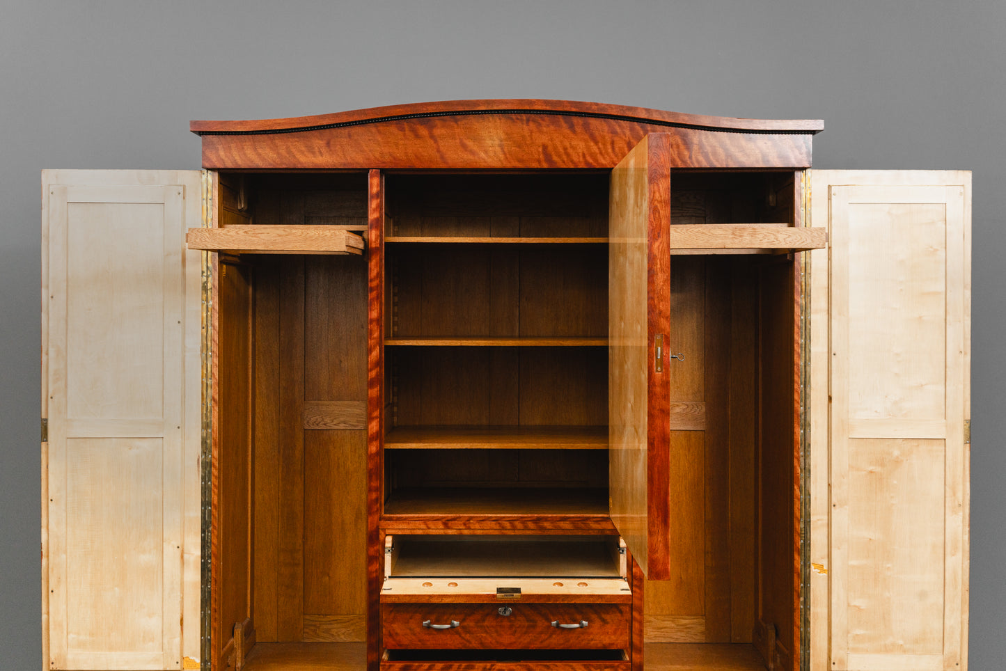 Beeindruckender Jugendstil Kleiderschrank