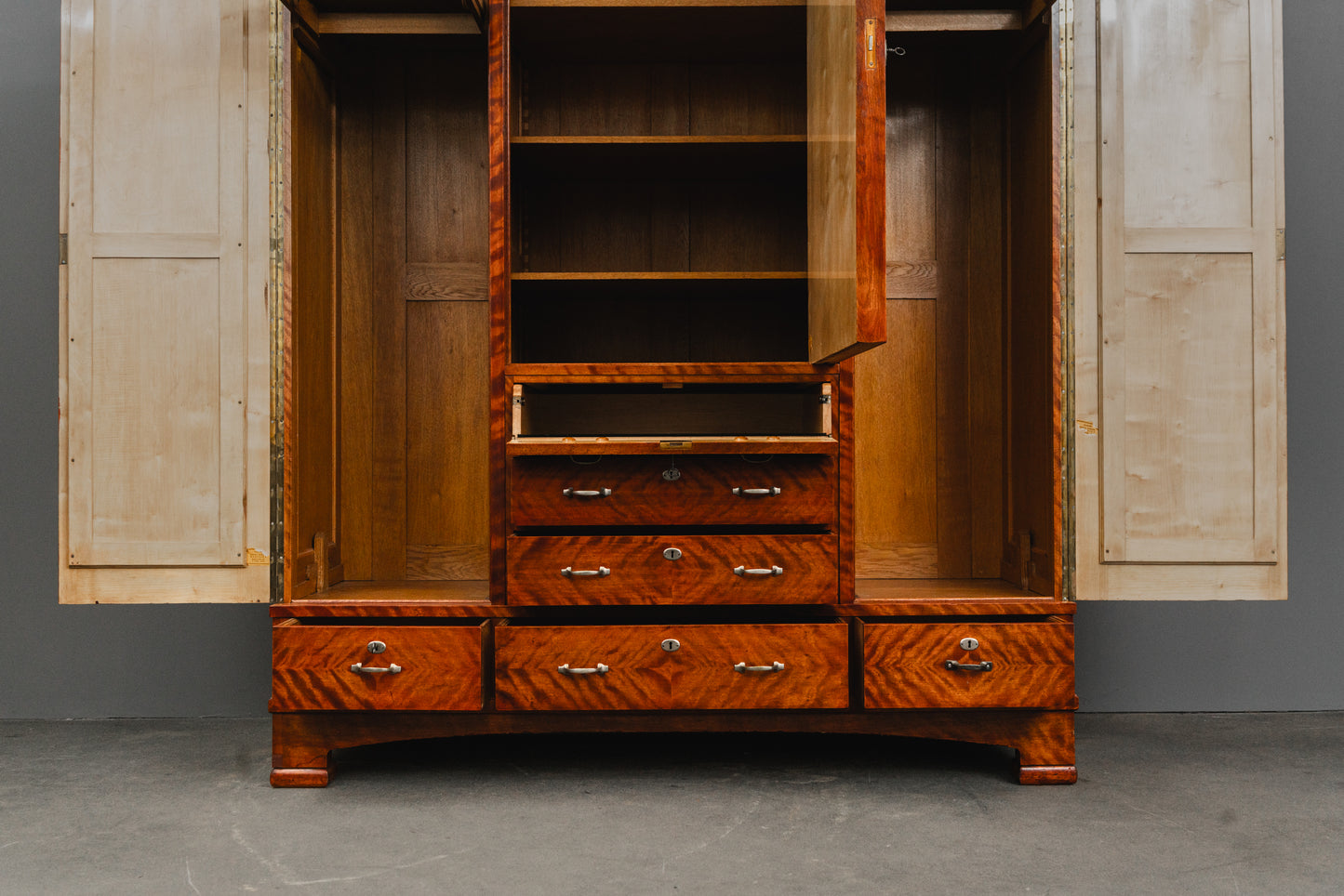 Beeindruckender Jugendstil Kleiderschrank