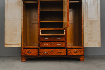 Beeindruckender Jugendstil Kleiderschrank