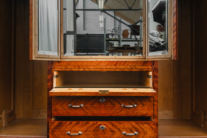 Beeindruckender Jugendstil Kleiderschrank